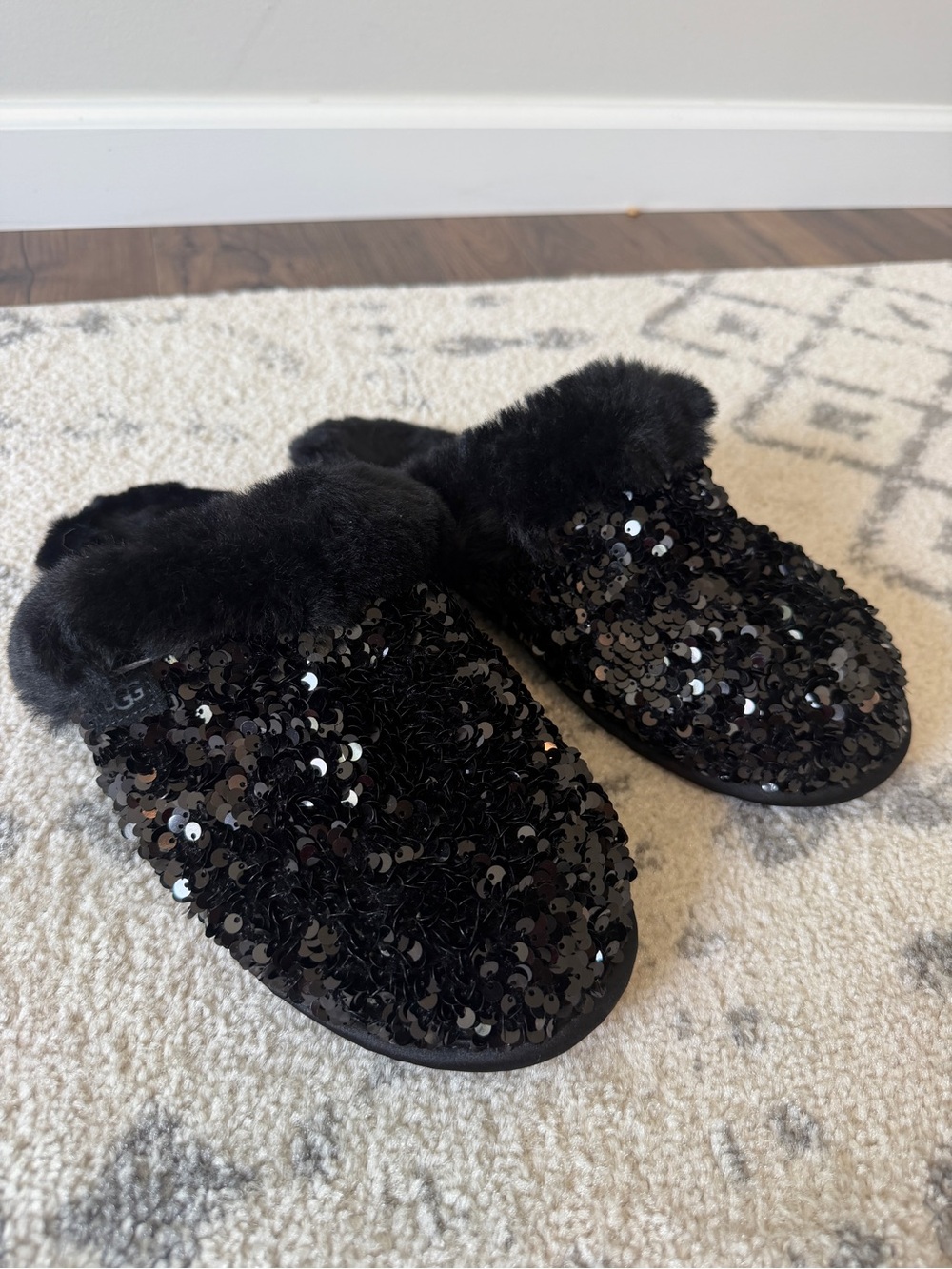 UGG Scuffette II Sequin Black Sheepskin Slippers Size 9